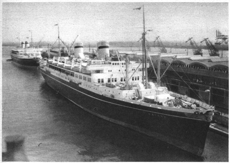 MS "Batory" i MS "Piłsudski" zacumowane przy Dworcu Morskim w Gdyni 18 grudnia 1937. fot. Wikimedia