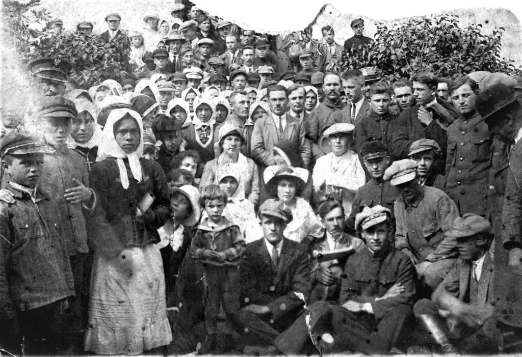 Zdjęcie mieszkańców Burakówki czekające na identyfikację. Zdjęcie ze zbiorów Józefa Szczepanika.