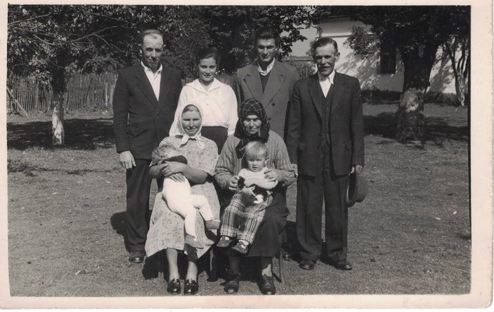 Weronika Żymańczyk z mężem, rodzicami oraz teściami