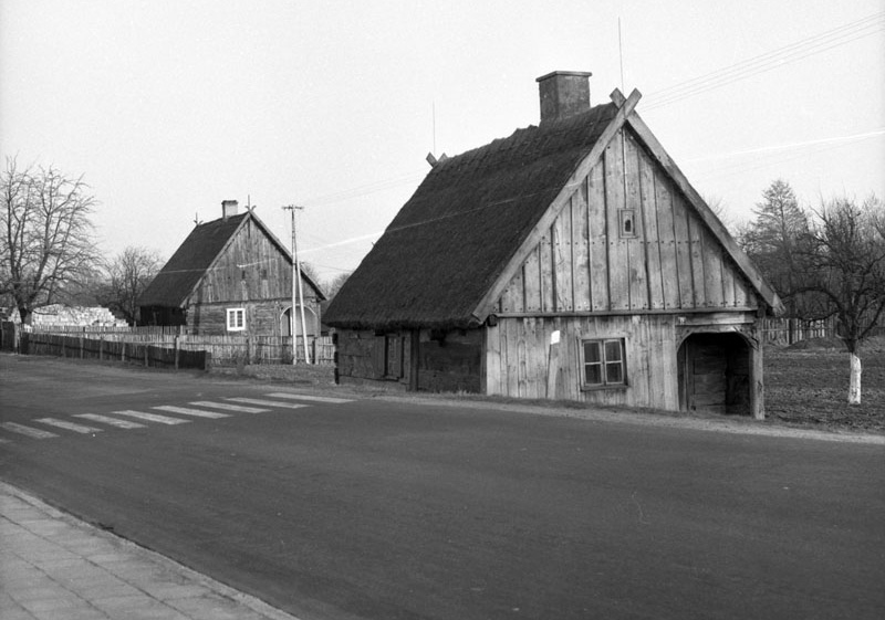 Chaty podcieniowe w Silnie, fot. A. Błachowski, 1974. Źródło: 
